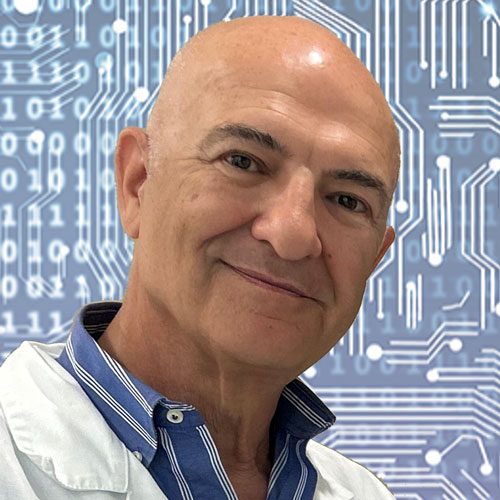 Guido Giordano sorride davanti a uno sfondo digitale con circuiti e codici binari