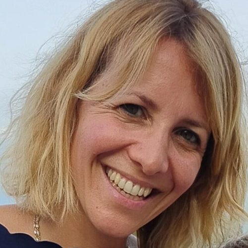 Ritratto ravvicinato di Ilaria Bossi, donna bionda sorridente