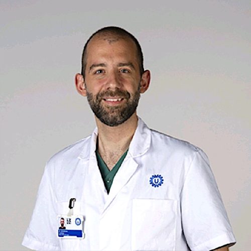 Marco Guglielmo sorridente, ritratto in camice bianco da medico